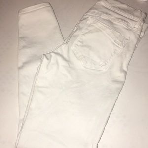 White pants. Ankle legging/Mid rise